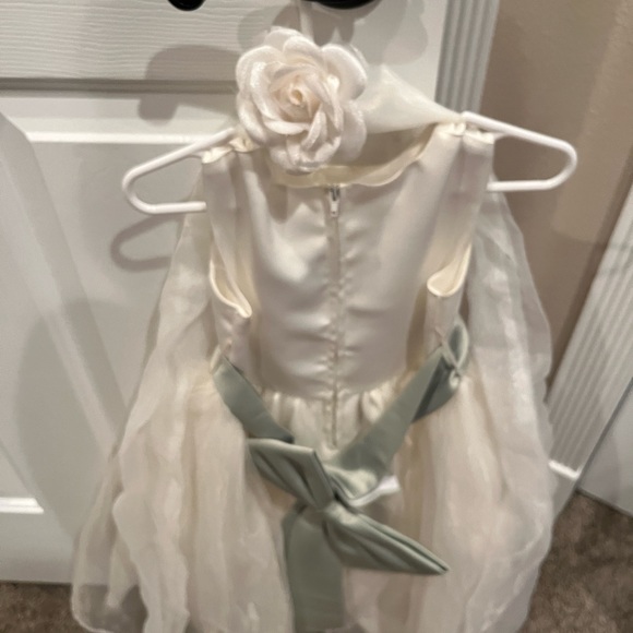 I have a size 6 dress for little girls beautiful on perfect for a flower girl - Picture 5 of 5